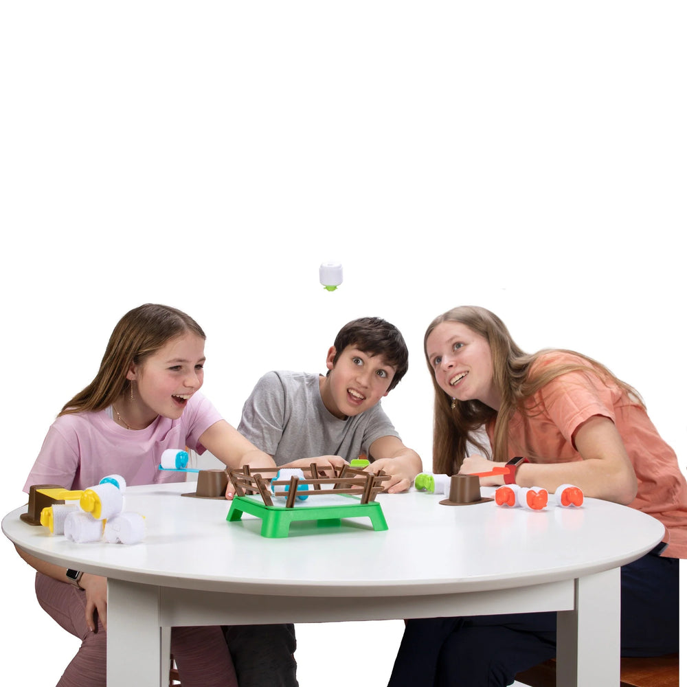 Kinderspiel Fat Brain Toys mit bunten Bechern, das die Reaktionsgeschicklichkeit fördert