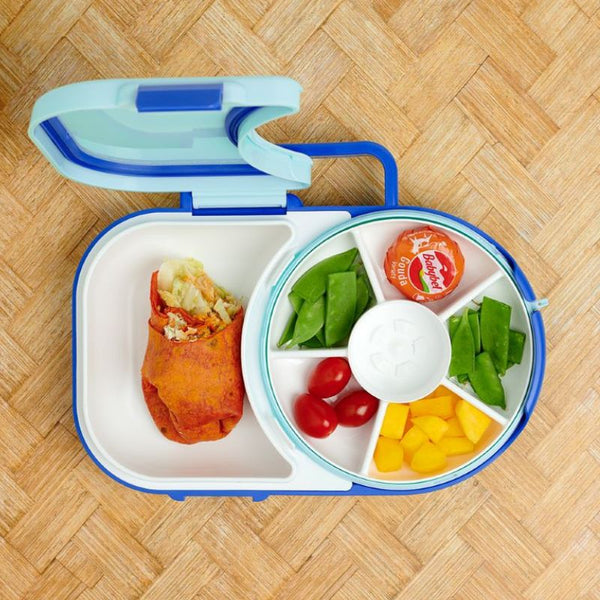 Frühstücksbox für Kinder Lunchbox Snack Spinner 2in1 – Blueberry Blue mit verschiedenen Snacks auf Holzuntergrund