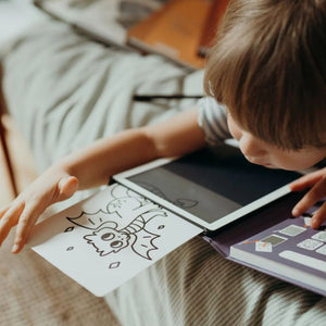 Junge nutzt Grafiktablett Kidydraw Mini – Es war einmal vor langer Zeit zum Zeichnen und Malen