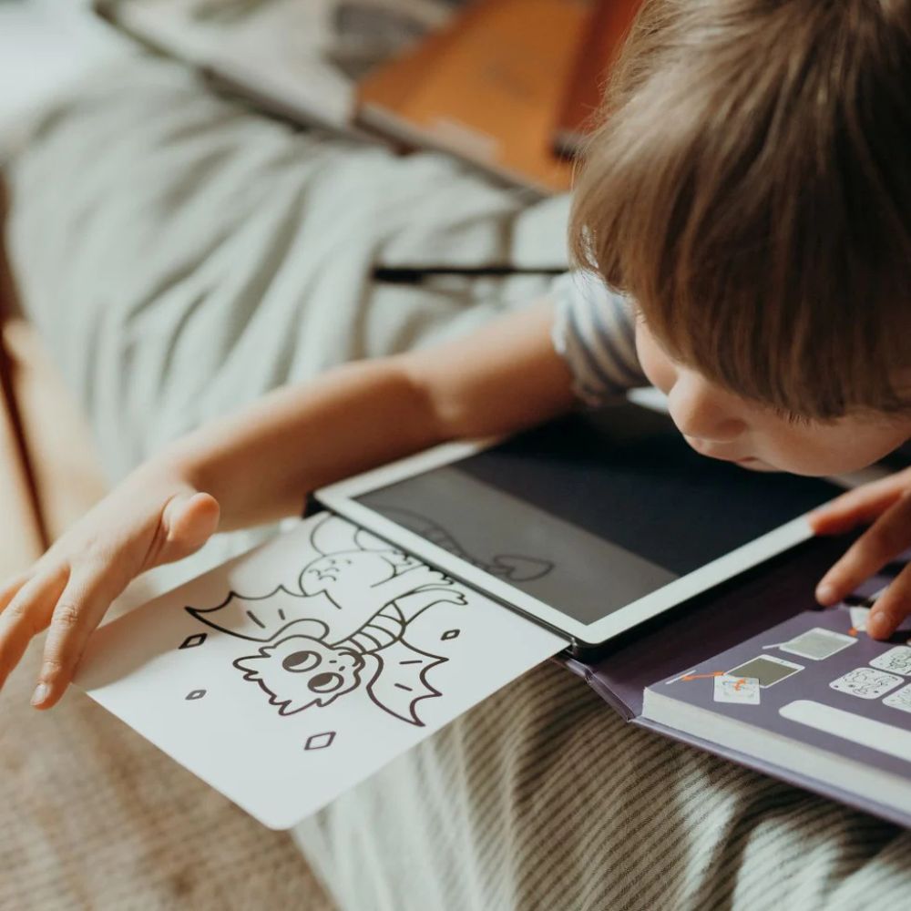 Junge nutzt Grafiktablett Kidydraw Mini – Es war einmal vor langer Zeit zum Zeichnen und Malen