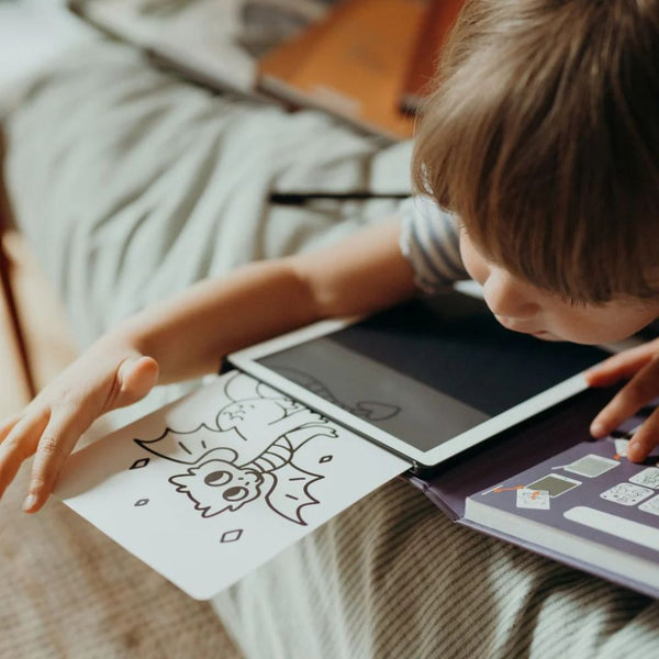 Junge nutzt Grafiktablett Kidydraw Mini – Es war einmal vor langer Zeit zum Zeichnen und Malen