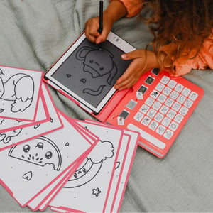 Mädchen zeichnet auf Grafiktablett Kidydraw Mini – Kawai mit verschiedenen Malvorlagen und Zeichenstift