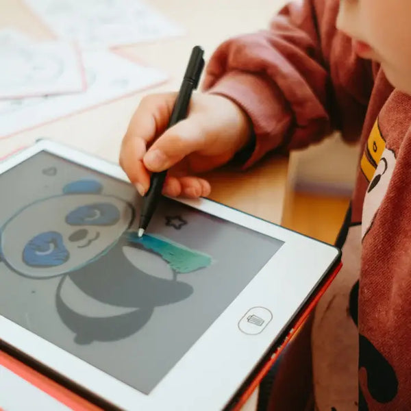 Grafiktablett Kidydraw Mini – Kawai in Verwendung mit einem Kind, das ein Panda zeichnet