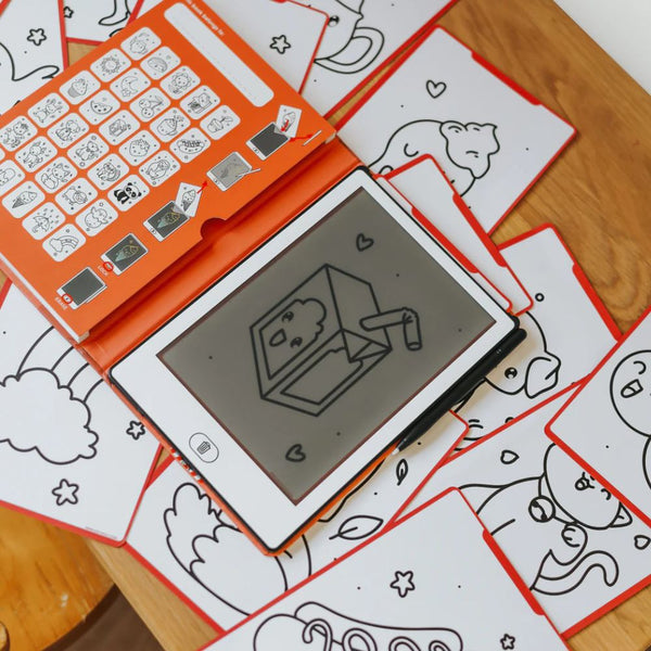 Grafiktablett Kidydraw Mini – Kawai mit kreativen Zeichnungen und Vorlagen auf einem Holztisch