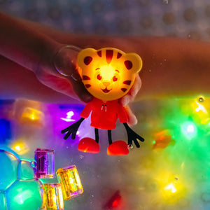 Badefigur Tiger Daniel – Set mit zwei im Wasser leuchtenden Sensorikwürfeln von Glo Pals im Kinderbad