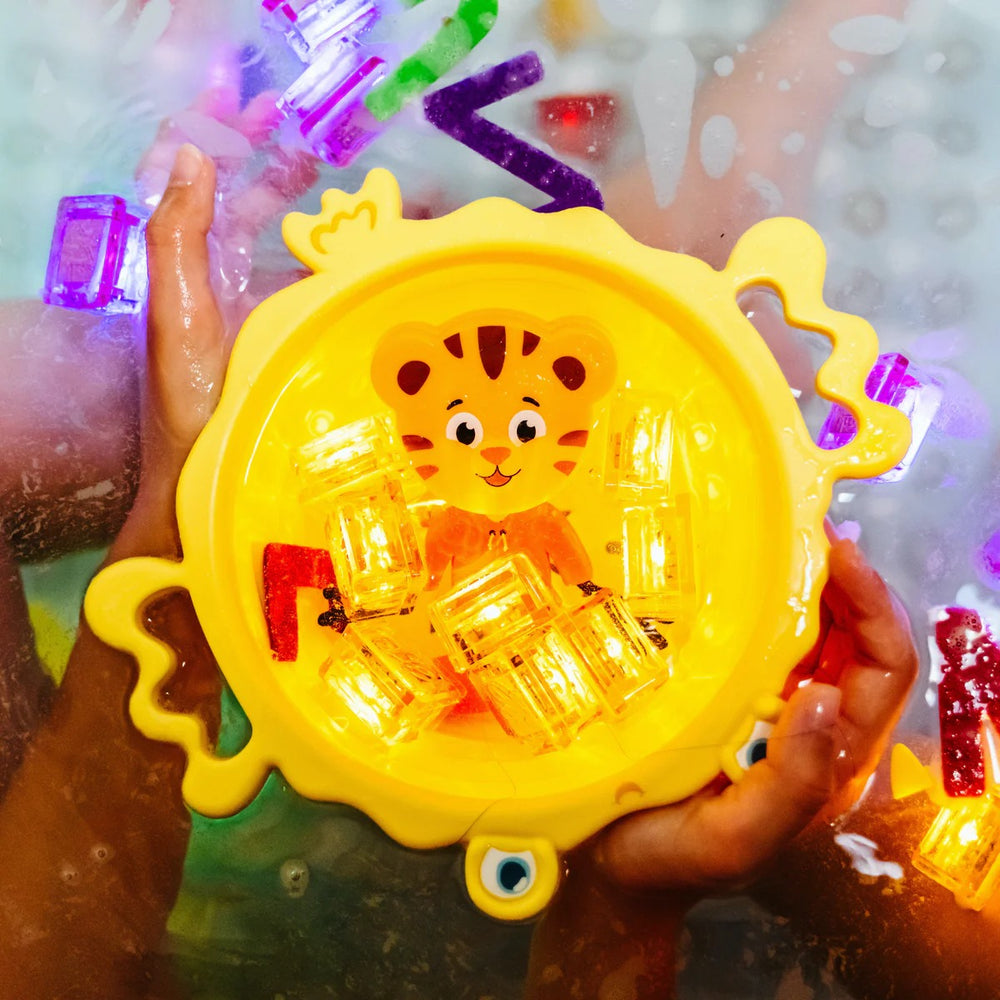 Badefigur Tiger Daniel – Set mit zwei im Wasser leuchtenden Sensorikwürfeln von Glo Pals