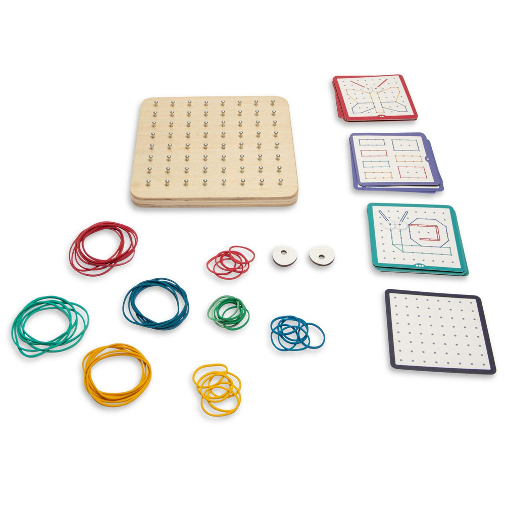 Kind hält Holz Geoboard für Kinder mit bunten Stiften und Gesichtsdesign in den Händen