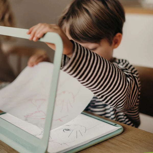 Ein Kind benutzt die Leuchttafel Kidydraw Pro, um eine Zeichnung zu erstellen und kreativ zu sein