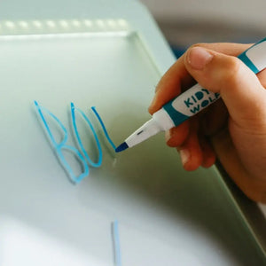 Junge zeichnet mit Markern auf der Leuchttafel Kidydraw Pro für kreative Aktivitäten