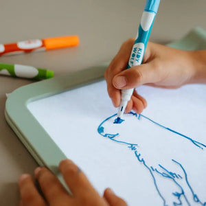 Ein Kind malt mit einem blauen Stift auf der Leuchttafel Kidydraw Pro von Kidywolf