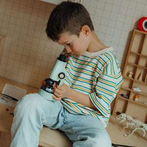 Tragbares Mikroskop von Kidywolf, ideal für kleine Entdecker und Wissenschaftler.