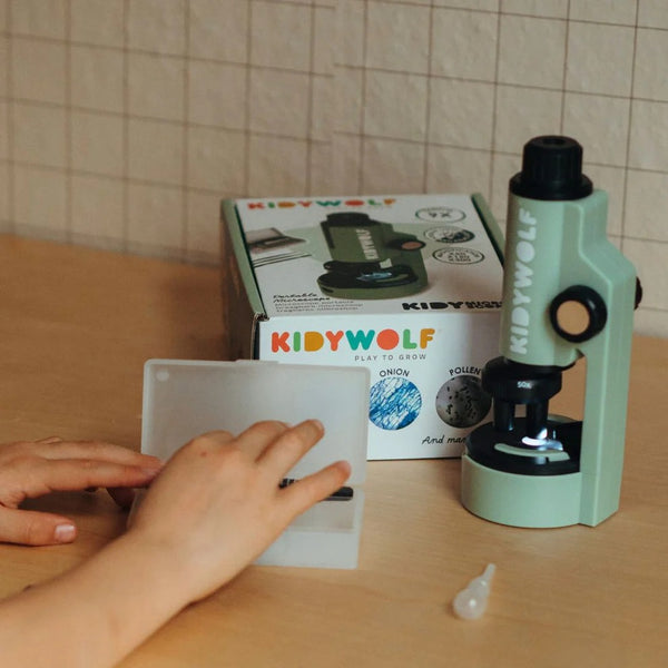Kidywolf Tragbares Mikroskop mit Verpackung und bereit zum Gebrauch auf einem Tisch
