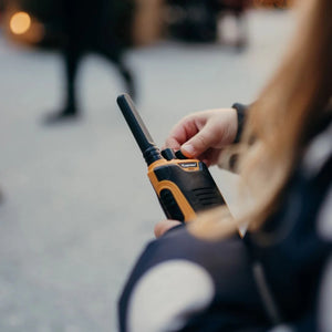 Kidywolf Walkie-Talkie Set in der Hand für klare Kommunikation im Freien