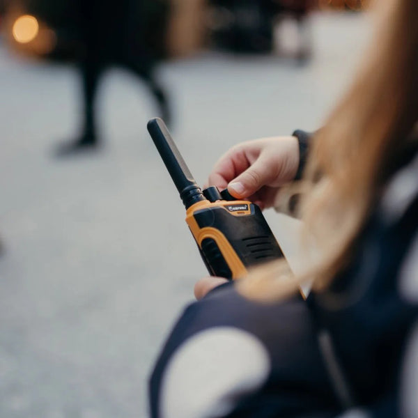 Kidywolf Walkie-Talkie Set in der Hand für klare Kommunikation im Freien