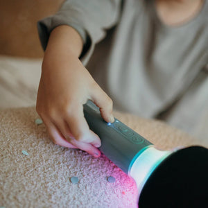 Kidywolf Mikrofon mit Sprachmodulation in den Händen eines Kindes mit buntem Licht