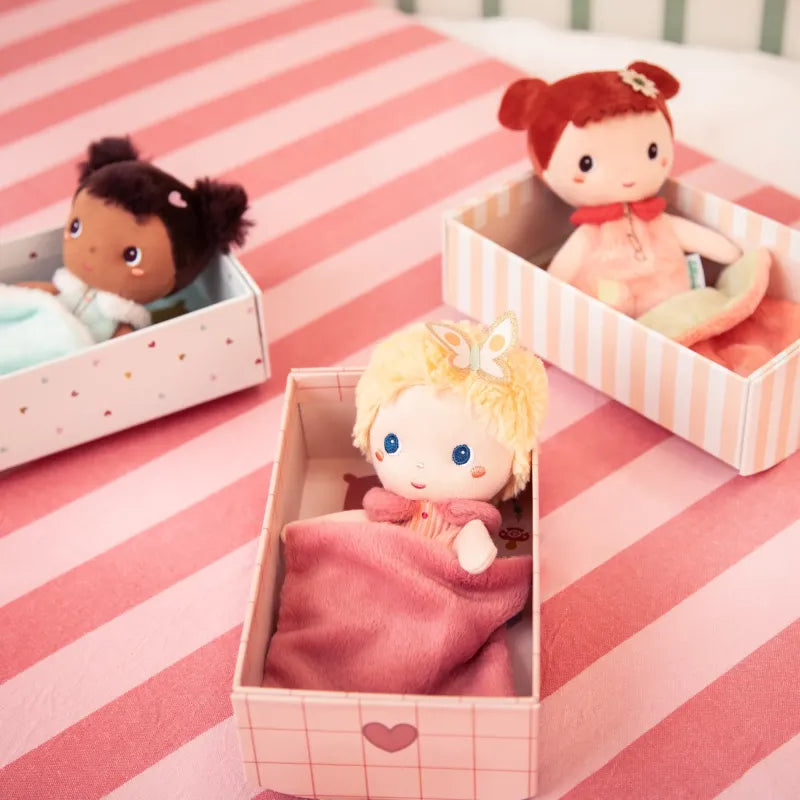 Mini-Puppe Jackie von Lilliputiens in der Schachtel unter der Decke