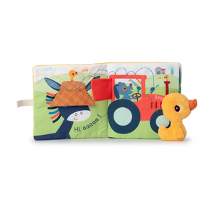 Stoffbuch-Seite mit Esel und Hund auf dem Traktor, Klappen geöffnet, daneben Mini-Kuscheltier Ente