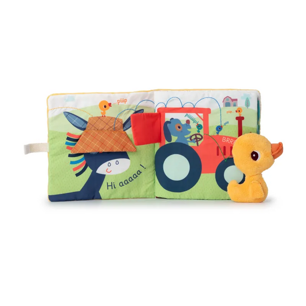 Stoffbuch-Seite mit Esel und Hund auf dem Traktor, Klappen geöffnet, daneben Mini-Kuscheltier Ente