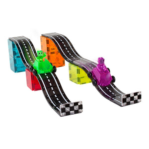 Magnetbausteine Kinder von MAGNA-TILES mit einer Rennstrecke und bunten Fahrzeugen für kreatives Spielen