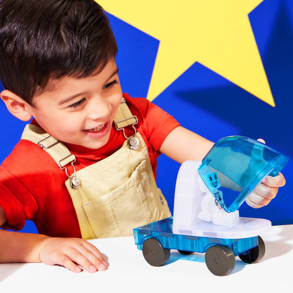 Junge baut ein Fahrzeug mit dem Magnetbausteine Kosmos Set von MAGNA-TILES