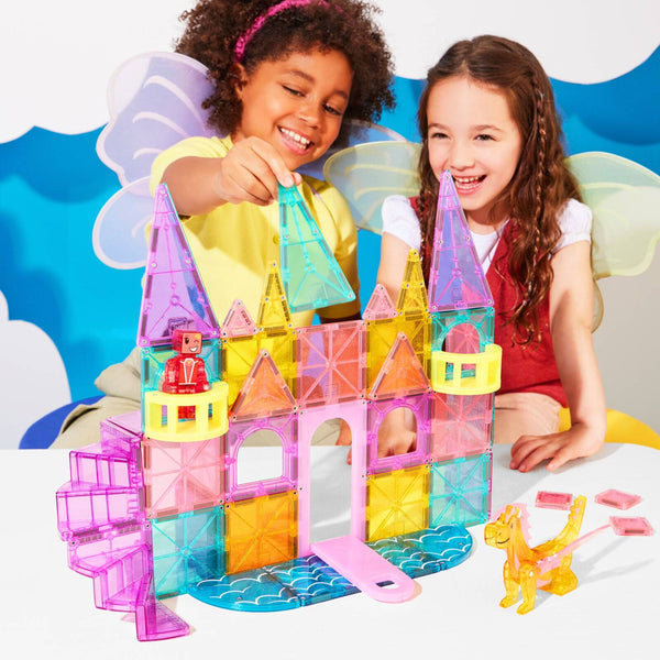 Kinder bauen mit dem Magnetbausteine Schloss Set von MAGNA-TILES eine farbenfrohe Schlossstruktur