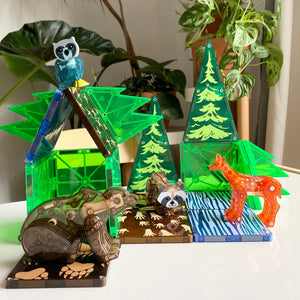 Magnetbausteine Waldtiere Set mit Bären, Waschbär und Füchsen vor grünen Bäumen und einem Haus
