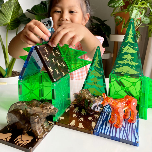 MAGNA-TILES Magnetbausteine Waldtiere Set mit Bären, Pferden und einem Kind, das spielt
