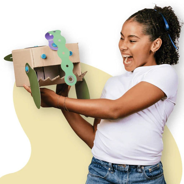 Makedo kreatives Formenset Kinder in Aktion mit einem Kartonroboter und glücklichem Kind