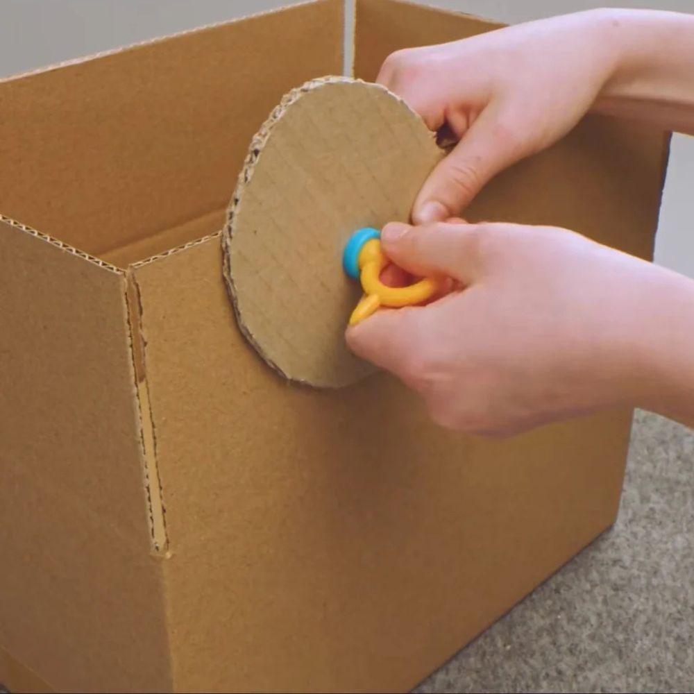 Makedo Satz mit 12 Miniwerkzeugen in kompakter brauner Verpackung für Kinder ab 4 Jahren