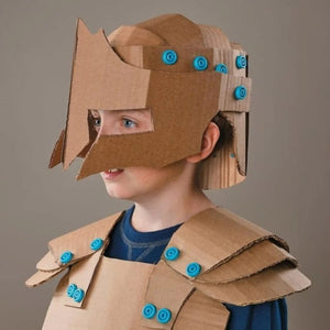 Kind trägt DIY-Rüstung und Helm aus Karton mit blauem Schraubensatz für DIY-Konstruktionen – SCRU COMBO 160 Teile
