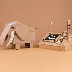 Makedo Scru-Dot Time Machine Set mit einem Elefanten aus Karton und einer Steuerkonsole.