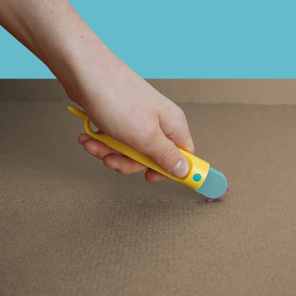 Makedo Sicherer Kartonperforierroller Fold-Roller in Gelb wird auf Karton verwendet