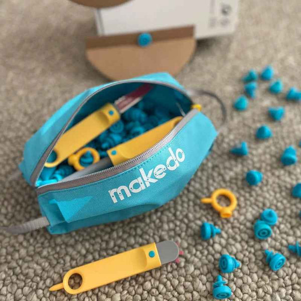 Blaue Tasche für Werkzeuge und Schrauben von Makedo mit gelben Handwerkzeugen und Schrauben