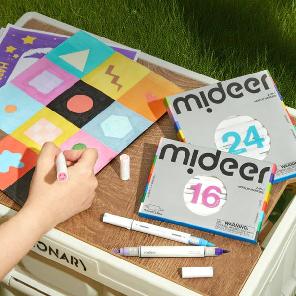 Mideer Acrylmarker Set 24 Farben beim Zeichnen auf buntem Papier im Freien