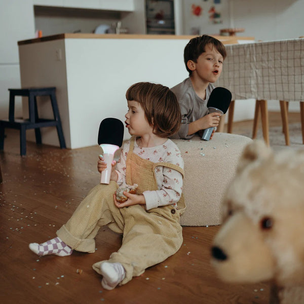 Kidywolf Mikrofon mit Sprachmodulation, Kinder spielen und singen im Wohnzimmer