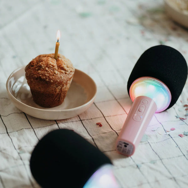 Kidywolf Mikrofon mit Sprachmodulation in Rosa neben einem Cupcake mit einer Kerze
