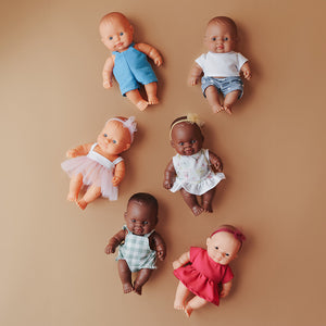 Babypuppe Junge My Friends & Me – Europäer 21 cm von Miniland, realistische Kinderpuppe in blauer Kleidung