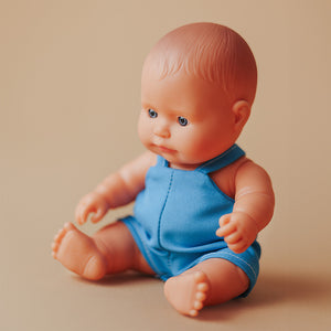Babypuppe Junge My Friends & Me – Europäer 21 cm sitzend mit blauem Strampler von Miniland