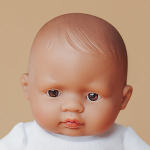 Miniland Puppe mit realistischer Babygesicht und braunen Augen in weißem Outfit