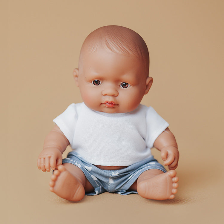 Miniland Lalka Babysitter mit brauner Haut und blauem Herz-Muster-Höschen