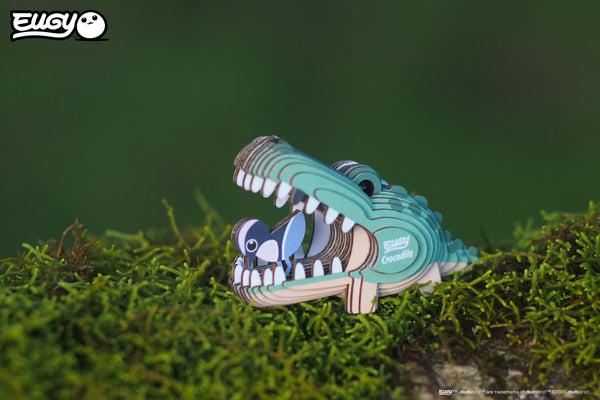 Eugy Öko Puzzle 3D Krokodil aus biologisch abbaubaren Materialien auf grünem Moos