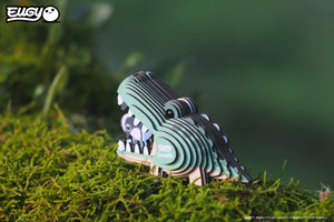 Eugy Öko Puzzle 3D Krokodil aus umweltfreundlichem Material auf moosigem Untergrund