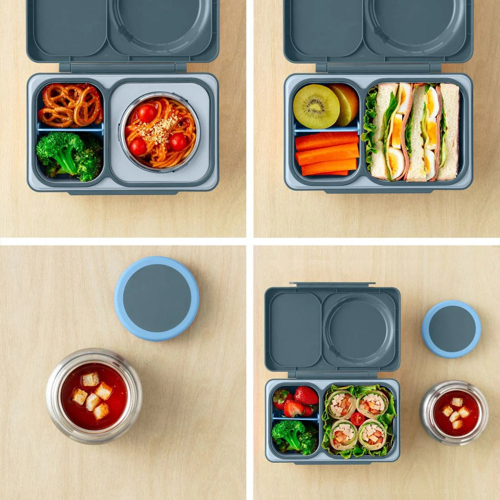 Lunchbox mit Thermosbehälter OmieBox Up – Graphite von OMIE geöffnet mit verschiedenen Snacks und Thermosbehälter mit Nudeln