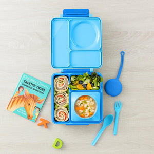 Lunchbox mit Thermoskanne OmieBox – Blue Sky gefüllt mit Salat, Suppe und Wraps, inklusive Besteck und Spielzeug