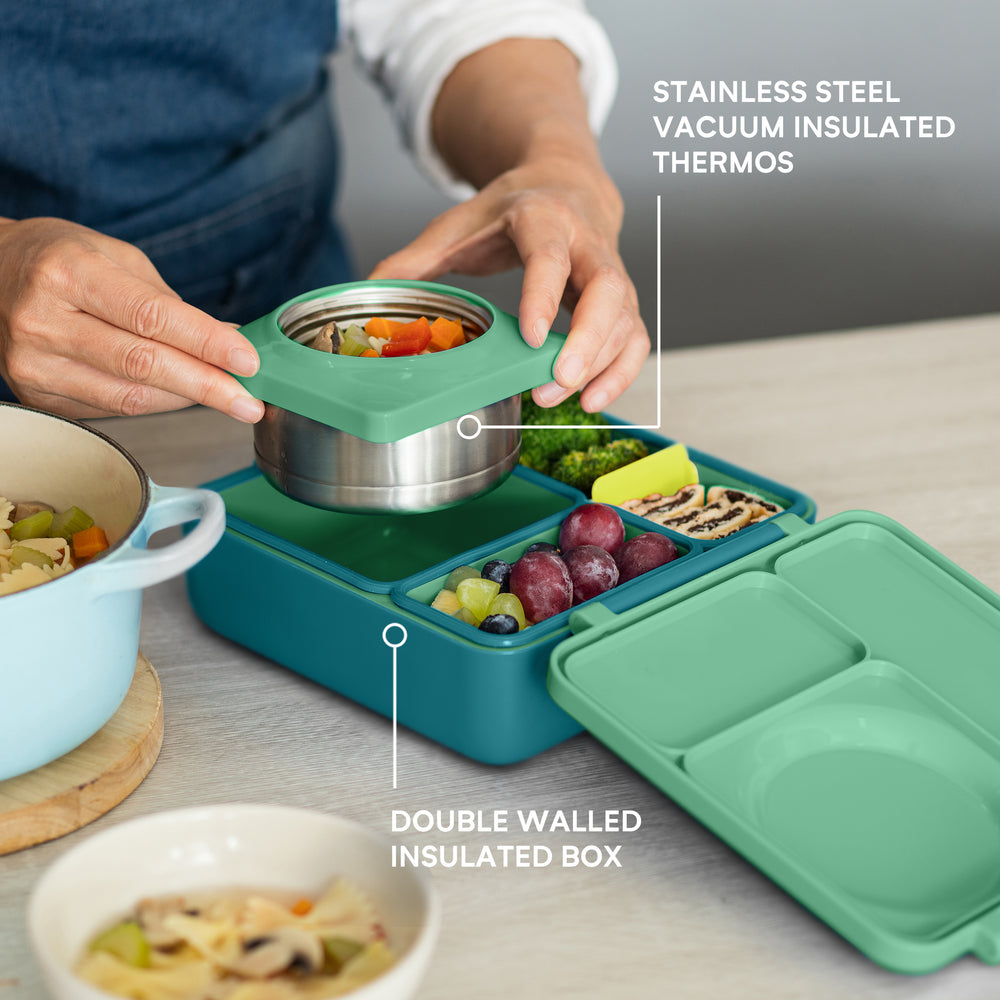 Lunchbox mit Thermoskanne OmieBox – Meadow grün mit getrennten Fächern und herausnehmbarem Thermobehälter mit Spaghetti