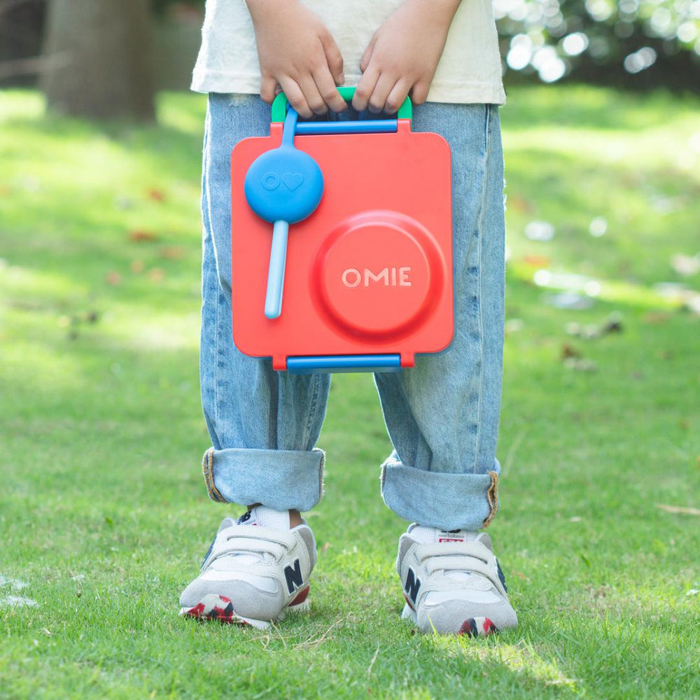 Lunchbox mit Thermosbehälter OmieBox – Scooter Red mit verschiedenen Fächern und blauem Außenbereich