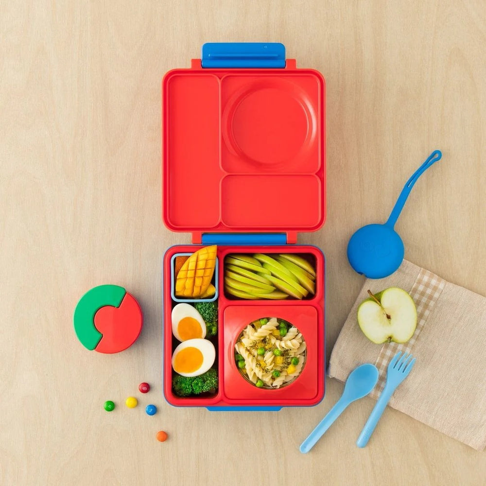 Lunchbox mit Thermosbehälter OmieBox – Scooter Red mit verschiedenen Fächern und blauem Außenbereich