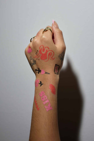 Tattoo Marker Set für Kinder mit bunten Symbolen auf einer Hand