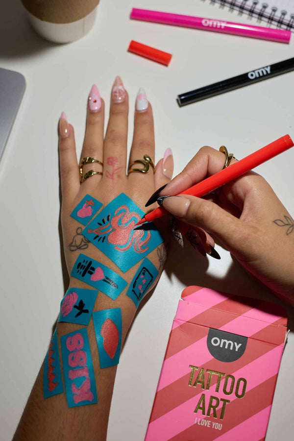 OMY Tattoo Marker Set für Kinder mit bunten Tattoo-Vorlagen auf der Hand.