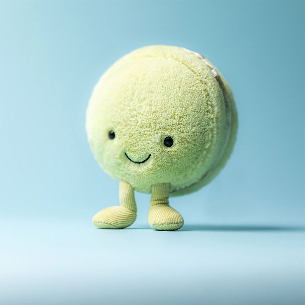 Plüsch Happy Macaroon Pistazie Max 12 cm von Jellycat, weiches grünes Kuscheltier in Macaronform